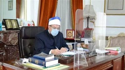 حماية 3×1.. كيف يواجه وزير الأوقاف فيروس كورونا داخل مكتبه؟ | صور