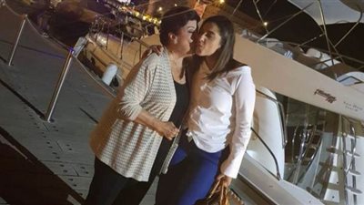 حنان مطاوع تنشر صورة مع رجاء الجداوي وتطلب الدعاء لها