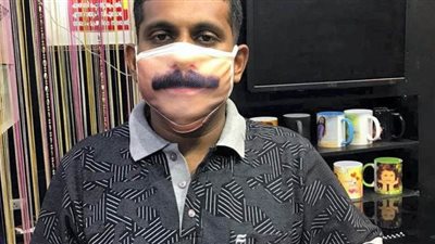 في ظل كورنا.. هندي يبتكر كمامات لا تخفي ملامح الوجه | صور