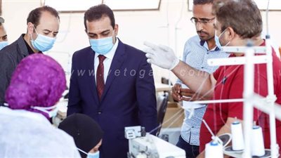 نائب محافظ قنا يتفقد مصنع الكمامات للوقاية من فيروس كورونا | صور