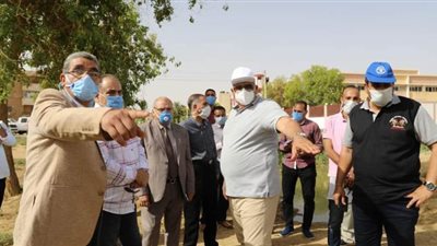 محافظ الوادي الجديد يوجه برصف طريق 