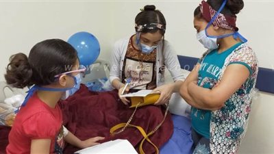 تعافي طفلتين شقيقتين من فيروس كورونا بعزل العجمي