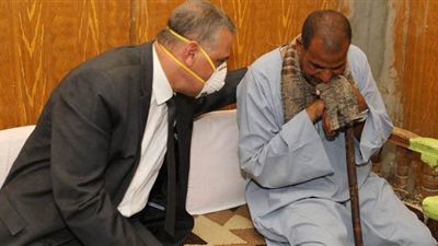 محافظ سوهاج يقدم العزاء لأسرة الشهيد 