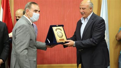 تكليف سكرتير عام كفر الشيخ للعمل بالبحر الأحمر.. والمحافظ يكرمه | صور