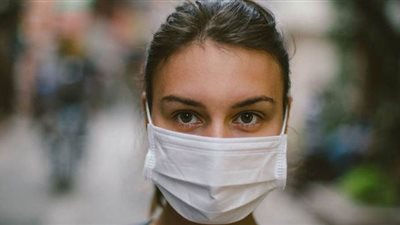 لصاحبات البشرة الحساسة والدهنية.. نصائح للحفاظ على بشرتك مع الكمامة