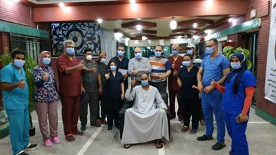 قنا العام يحتفل بخروح أول متعافي من كورونا | صور