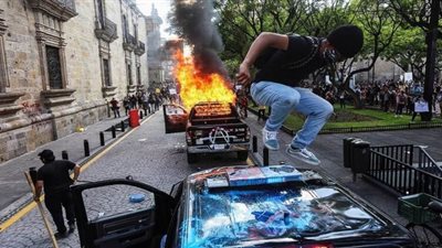 محتجون يشتبكون مع الشرطة في المكسيك بعد وفاة شاب رهن الاحتجاز