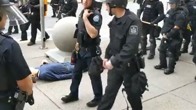 إصابة محتج عمره 75 عاما برأسه بعدما دفعه شرطيان بنيويورك | فيديو