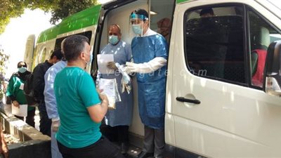 الصحة تسلم أدوية كورونا لمرضى العزل المنزلي بإحدى قرى الغربية | فيديو