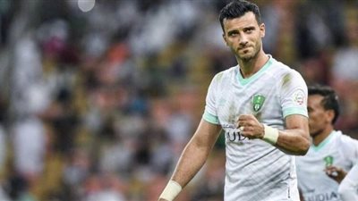 الأهلي السعودي يُطيح بالمحترفين الأجانب ويستثنى عمر السومة
