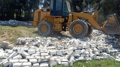 إزالة 5 حالات تعدٍ على الأراضي الزراعية وفض سوقين بالبحيرة