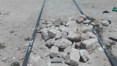 أهالي الضبعة يضبطون رجلاً يضع قوالب طوب على قضبان القطار | صور