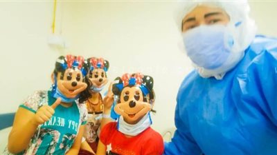 حكاية 3 فتيات مع ممرضة بعزل كورونا في مستشفى العلمين.. وإنسانية وأمومة 