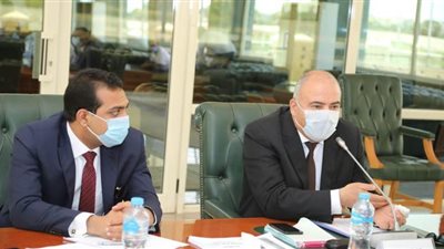 محافظ قنا يطالب بزراعة أشجار خشبية ذات ألوان موحدة بشوارع المدينة | صور