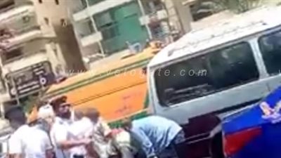 مصرع مسن صدمته سيارة ميكروباص في المنصورة | فيديو