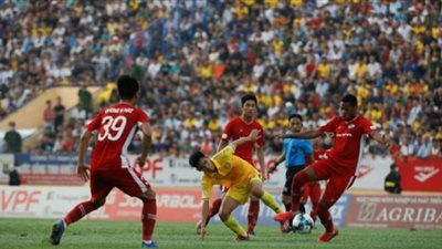 استئناف الدوري في فيتنام بحضور آلاف الجماهير| صور