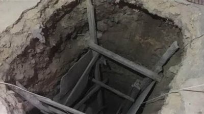 مصرع 3 أشخاص إثر انهيار الرمال عليهم أثناء تنقيبهم عن مقبرة أثرية بالبساتين