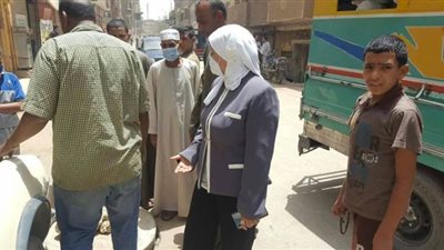 إلزام أصحاب المحلات التجارية بوضع صناديق قمامة بنقادة في قنا | صور