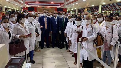 كوبا ترسل فريقا طبيا من 300 شخص لمساندة الكويت في مواجهة كورونا | فيديو