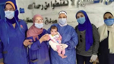 خروج أصغر متعافية من فيروس كورونا بمستشفى العجمي | صور