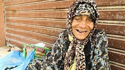 الحاجة شلبية.. أقدم وأشهر بائعة جرائد في مطروح.. 30 عاماً بين أوراق الصحف