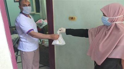 توزيع 971 شنطة علاج على مرضى الحجر المنزلي بالدقهلية | صور