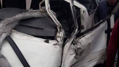 إصابة شخص وتحطم عمود إنارة في تصادم سيارتين بالإسكندرية