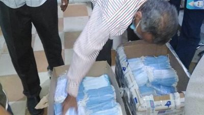 ضبط 2000 كمامة غير مطابقة للمواصفات في مخزن بقنا 