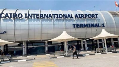 مطار القاهرة يلغي اختبارات الدم ويكتفي بقياس درجة حرارة المسافرين