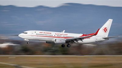 طائرة جزائرية تغادر مطار القاهرة لعودة مرضى الشلل الدماغي