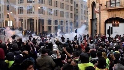 اشتباكات في بيروت خلال مظاهرات تطالب بنزع سلاح 