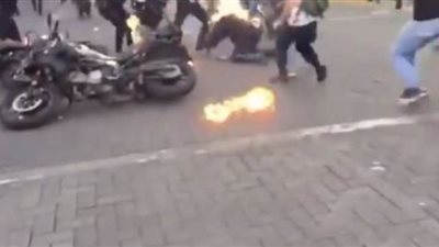 متظاهرون مكسيكيون يشعلون النيران في ضابط شرطة | فيديو