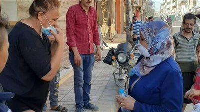 رئيس مدينة نقادة تقود حملة نظافة بشوارع المركز | صور