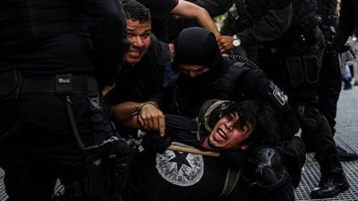 حاكم ولاية مكسيكية يعتذر عن انتهاكات الشرطة خلال الاحتجاجات