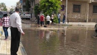 إصلاح خط مياه رئيسي بعد تسببه في تعطيل حركة المرور بالإسماعيلية