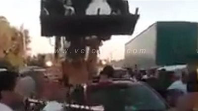 بالمزمار البلدي.. زفة عروسين على لودر في المنصورة | فيديو