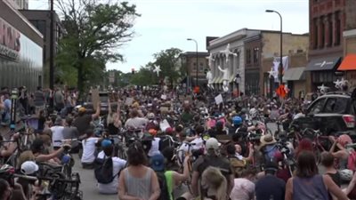 متظاهرون يسخرون من رئيس بلدية أمريكية لرفضه وقف تمويل الشرطة | فيديو