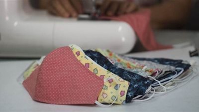 الصحة: الكمامة القماش لا تحمي من الإصابة بكورونا والجراحية الأفضل