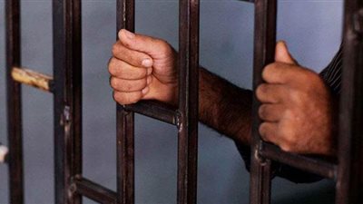 ضبط سائق بحوزته 18 قطعة حشيش قبل ترويجها على عملائه بالصف