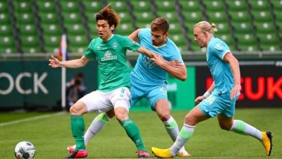 احتفال مثير للجدل من مهاجم فولفسبورج أمام بريمن بالدوري الألماني | فيديو