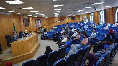 محافظ المنيا يُسلم 361 مشروعا مقدما من صندوق التنمية المحلية