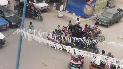 متجاهلين إجراءات كورونا.. زفة بالسيارات والتروسكيلات في مطروح | فيديو وصور