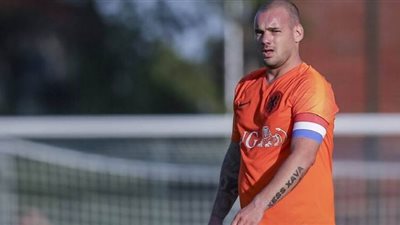 سنايدر يعترف : النبيذ أبعدني عن الوصول لمستوي ميسي ورونالدو