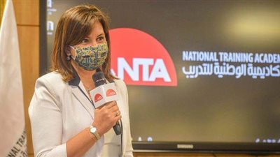 نبيلة مكرم تستعرض جهود تعزيز دور المرأة والشباب ودعم توليهم المناصب القيادية 