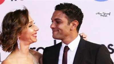 بصورة جديدة.. آسر ياسين يغازل زوجته بالإيطالية