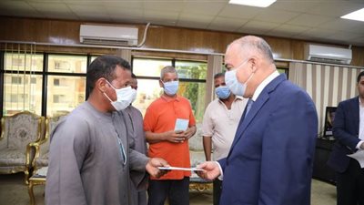 محافظ قنا يكرم رئيس قرية القناوية و3 عمال نظافة | صور