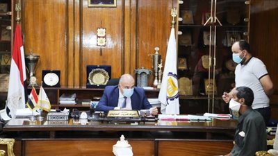 محافظ قنا ونائبه يعقدان لقاءات بالمواطنين لحل مشكلاتهم | صور