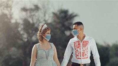 شاكوش ينشر أول صورة مع خطيبته بالكمامة.. ويعلق: 