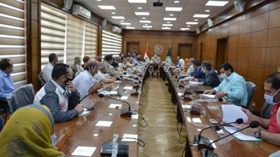 تفاصيل اجتماع محافظ الدقهلية مع مديري الإدارات | صور