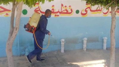 تعقيم وتباعد اجتماعي.. تجهيز استراحات ولجان الثانوية بالإسكندرية | صور